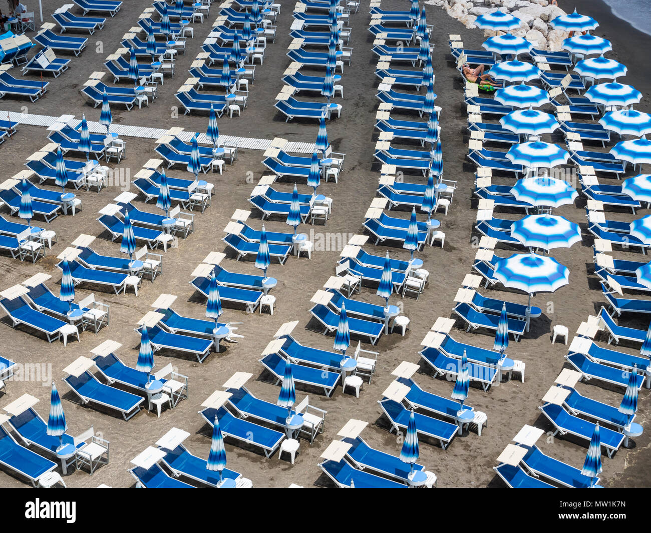 Lido mit leeren Liegestühlen, Arani, Amalfi, Küste von Amalfi, Kampanien, Italien Stockfoto