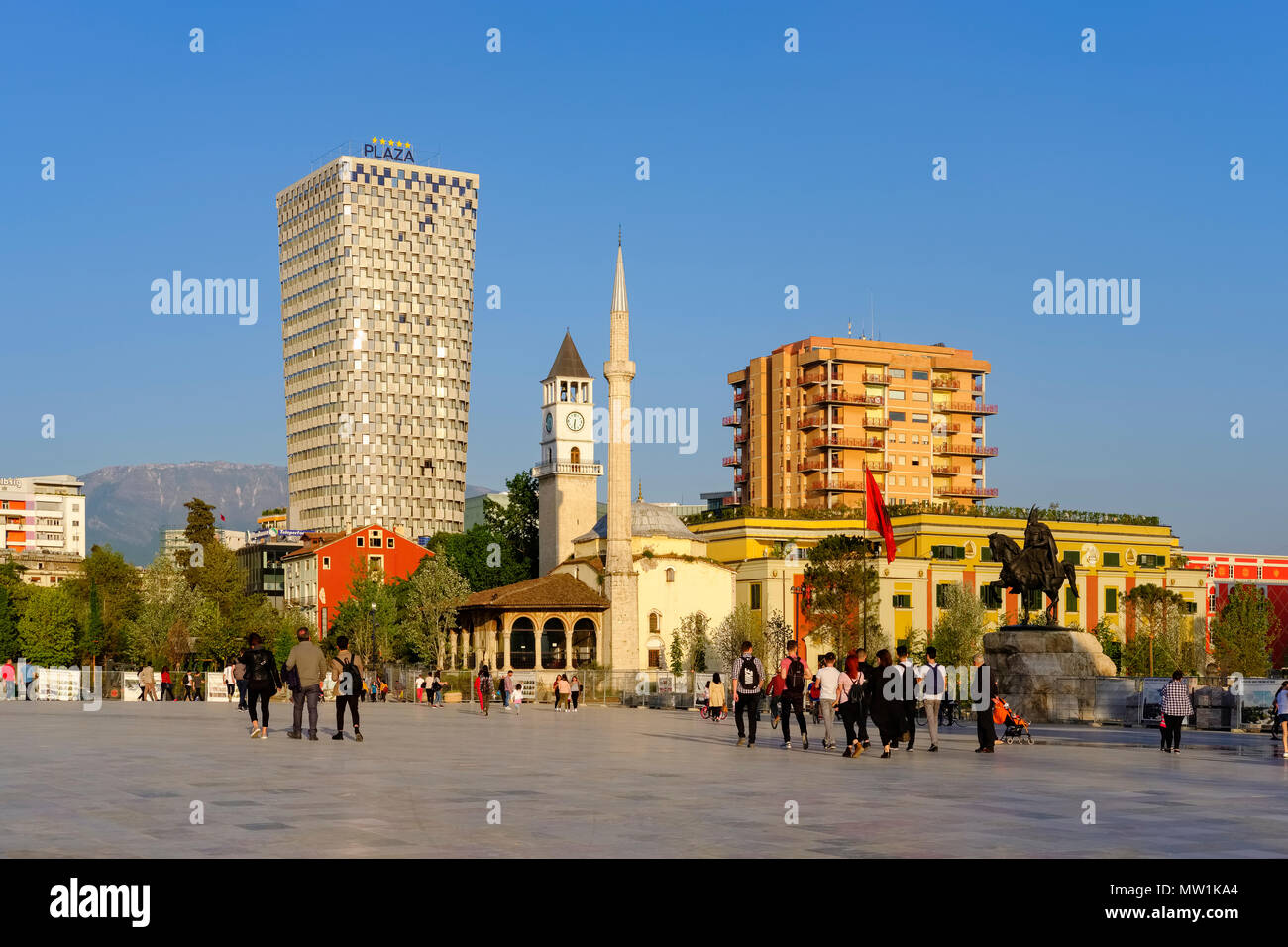 Skanderbeg Platz mit TID Tower Hotel Plaza, Ethem Bey Moschee und Uhrturm, Tirana, Albanien Stockfoto