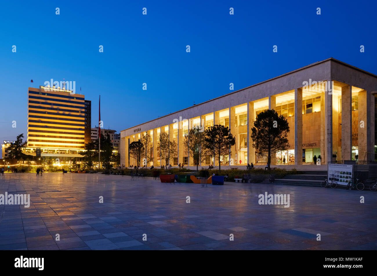 Palast der Kultur mit Opera House und der Nationalbibliothek, Skanderbeg Platz, in der Dämmerung, Tirana, Albanien Stockfoto