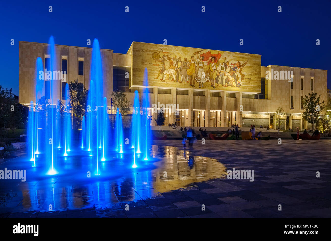 Nationale Historische Museum mit Brunnen, Muzeu Historik Kombëtar, nachts, Skanderbeg Square, Tirana, Albanien Stockfoto