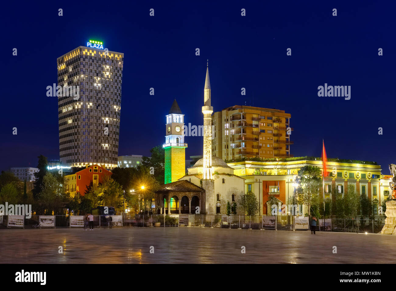 Skanderbeg Platz mit TID Tower Hotel Plaza, Ethem Bey Moschee und Uhrturm, Nachtaufnahme, Tirana, Albanien Stockfoto