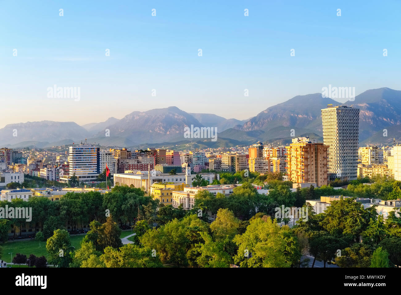 Blick auf die Stadt, Stadtzentrum mit Kultur Palast und TID Turm, Blick vom Sky Tower, Berge im Rücken, Tirana, Albanien Stockfoto