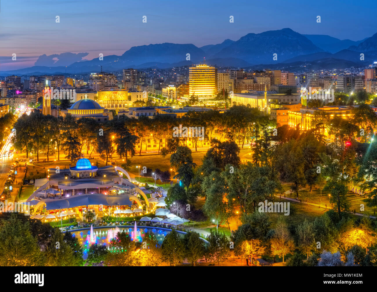 Rinia-Park und Innenstadt, Blick vom Sky Tower, zurück Umgebung mit Bergen, Dämmerung, Tirana, Albanien Stockfoto