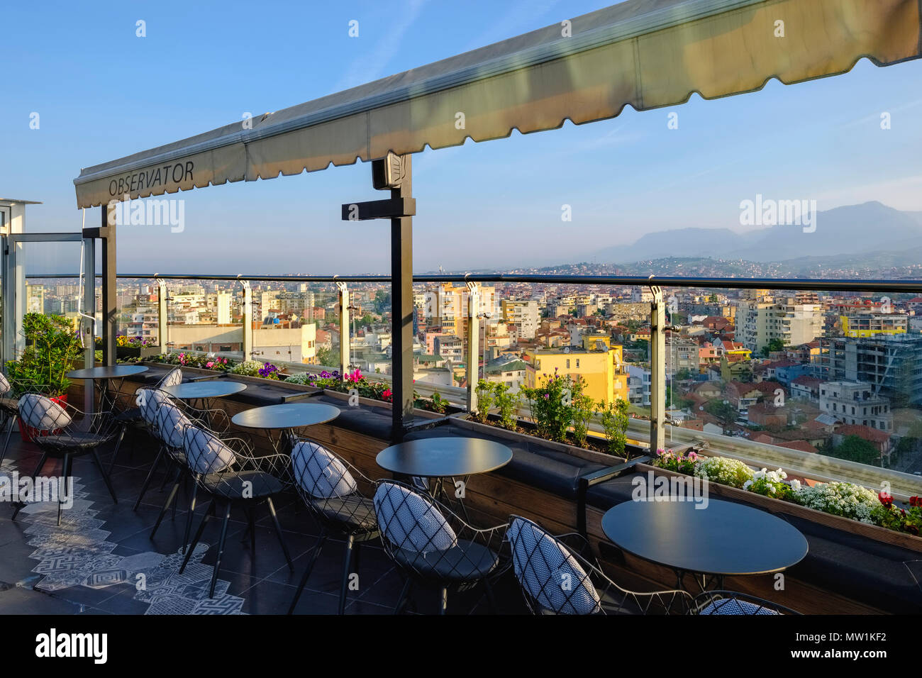 Dachterrasse von der Piano Bar Observator, Ausblick auf das Stadtzentrum, Tirana, Albanien Stockfoto