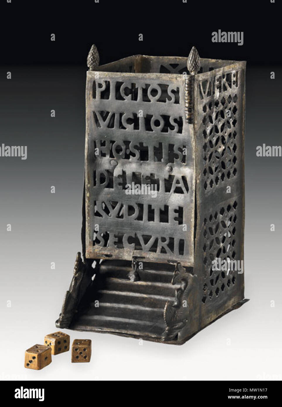 . Englisch: ein Foto des Vettweiss-Froitzheim Dice Tower. Roman, vierten Jahrhundert n. (Rheinisches Landesmuseum Bonn). 16. Juli 2012. Rheinisches Landesmuseum, Bonn 629 Vettweiss-Froitzheim Dice Tower Stockfoto