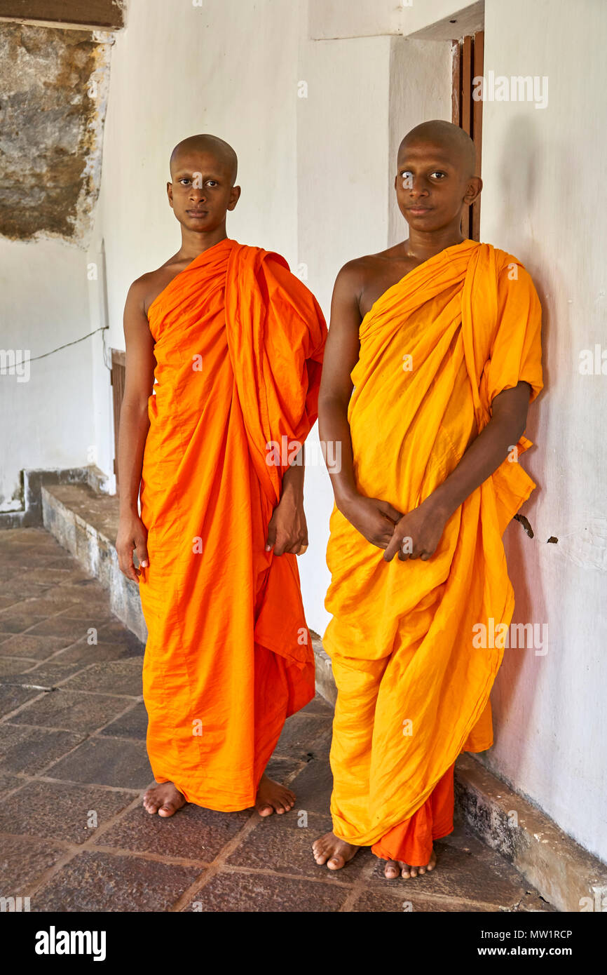 Zwei Mönche im Dambulla Höhlentempel, Kandy, Matale District, Sri Lanka Stockfoto