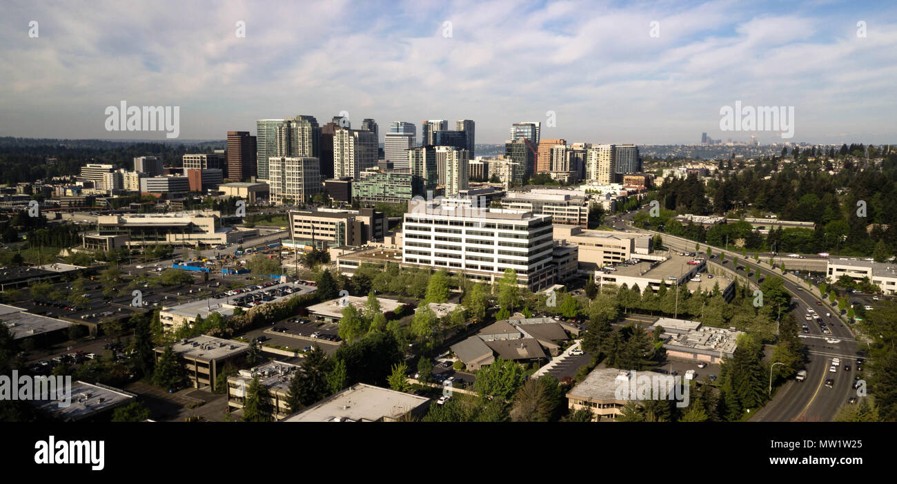 Die geschäftige Stadt Bellevue Washington im Morgenlicht mit Seattle, weit in den Hintergrund Stockfoto