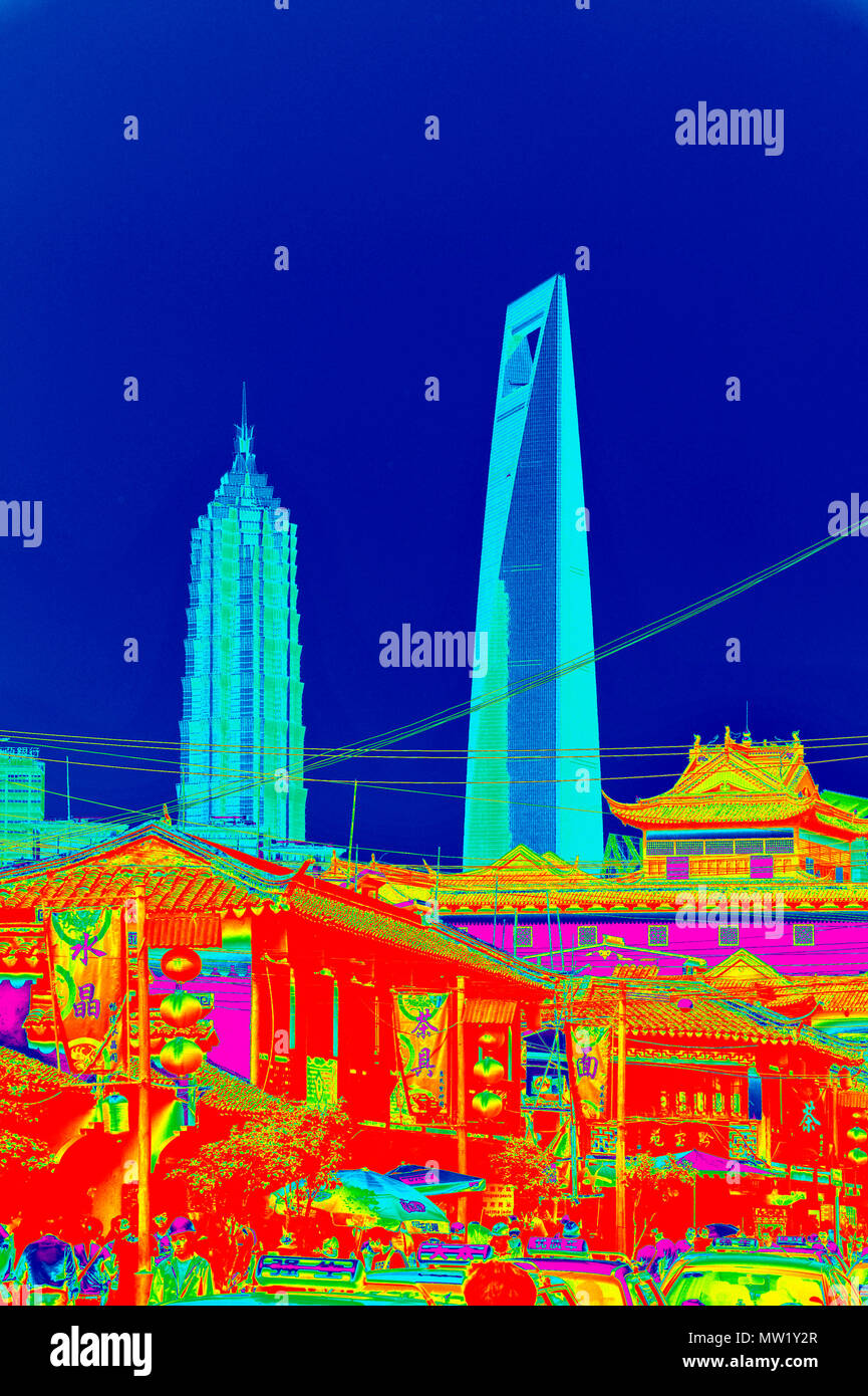 Blick auf die Türme in Pudong mit Yu Garten Basar im Vordergrund, in dem Kontrast zwischen Alt und Neu (in PS, Pop Art Stil), Shanghai, China Stockfoto