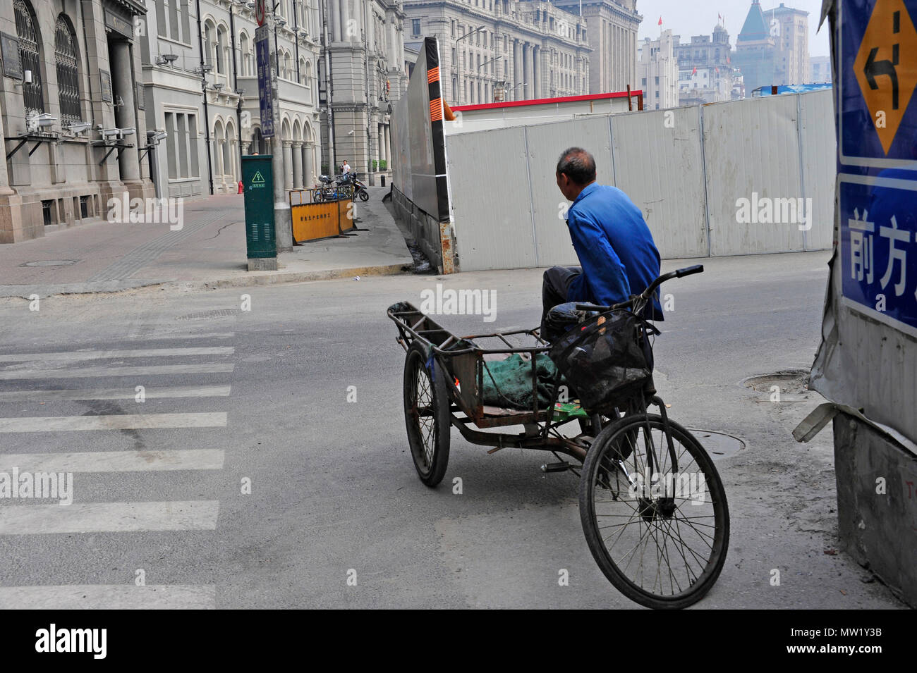 Candid Street Szene mit Mann auf einem Zyklus Rikscha, Shanghai, China warten Stockfoto