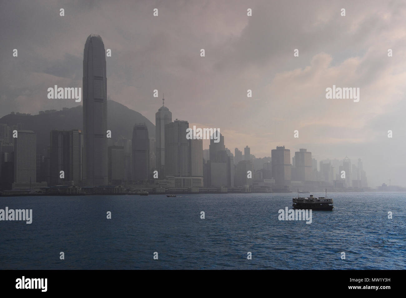 Skyline von Hongkong mit den zwei International Finance Center (links) mit einem Star Ferry, Hongkong, China Stockfoto