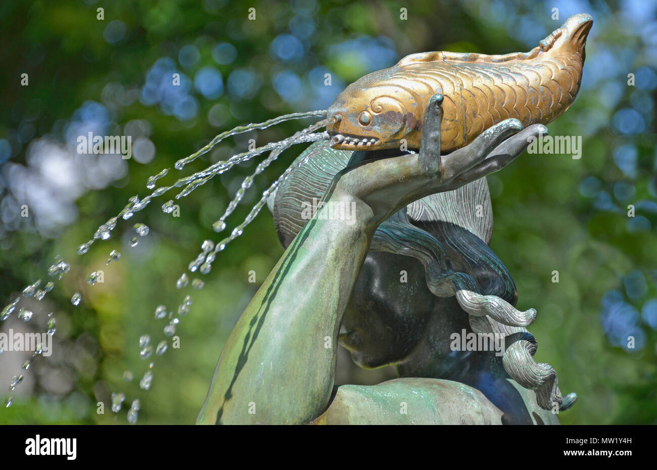 Mit Fischen, Detail eine der goldenen Fisch (Brunnen Auslauf) Sie in jeder Hand hält, von Carl Milles, Bloomfield Hills, MI, USA Naiad Stockfoto