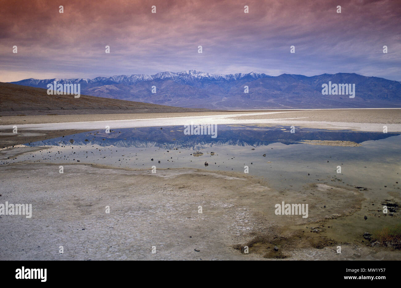 Death Valley National Park, Salt Flats mit Bergen und Reflexion in See in Badwater Basin, Death Valley, CA, USA Stockfoto