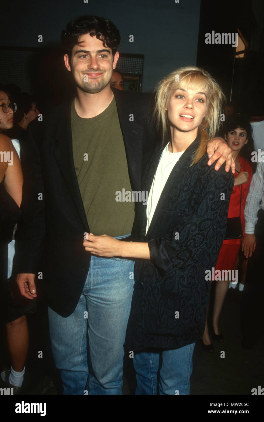 BEVERLY HILLS, Ca - 3. JULI: (L-R) Schauspieler Zach Galligan und Schauspielerin Julie McCullough besuchen die BIN. Butterly' Opening Night spielen Leistung am 3. Juli 1991 Wilshire Theatre in Beverly Hills, Kalifornien. Foto von Barry King/Alamy Stock Foto Stockfoto