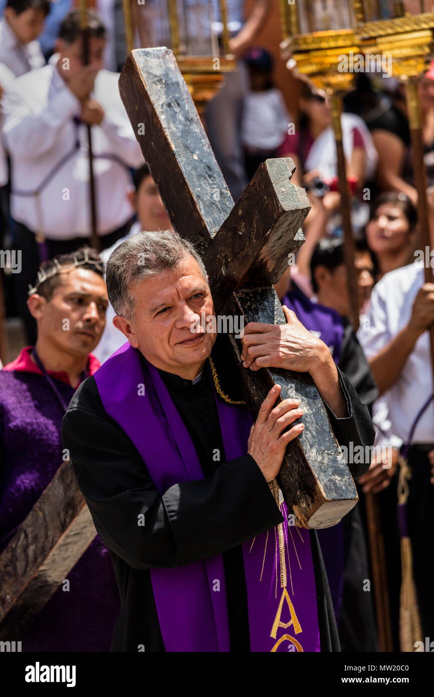 Der Oberpriester trägt ein Kreuz in einem reinactment auf den Stufen des SAN RAFAEL Kapelle beginnen die Karfreitagsprozession Santo Encuentro - SAN MIGUEL DE Stockfoto