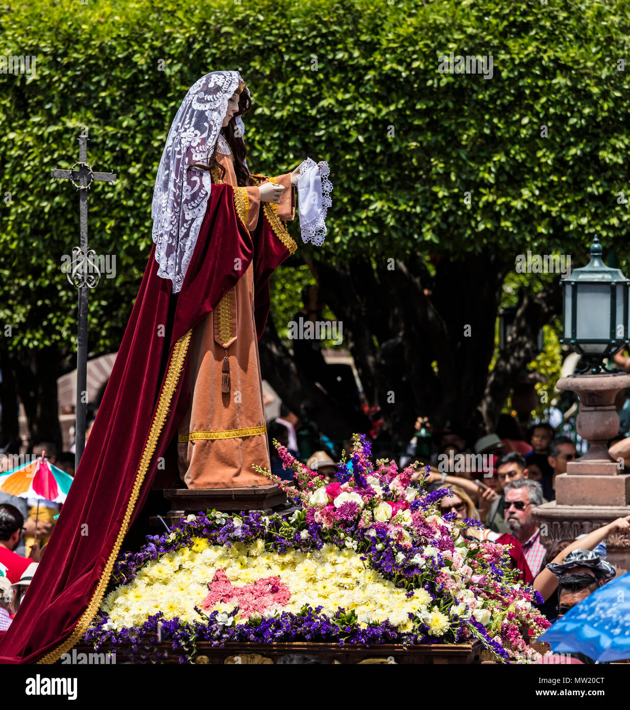 Die Statue der Heiligen wird aus dem SAN RAFAEL Kapelle während der Karfreitag Prozession namens Santo Encuentro - San Miguel de Allende, Mexiko Stockfoto