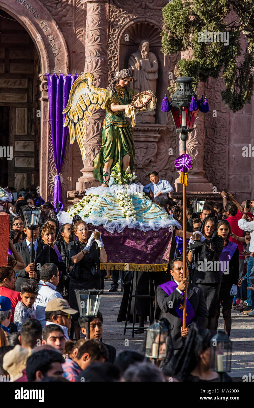 Statuen der geflügelte Engel werden in der Karfreitagsprozession, bekannt als der Santo Entierro durchgeführt, an dem Oratorium der KIRCHE SAN MIGUEL DE ALLENDE, MEXIC Stockfoto