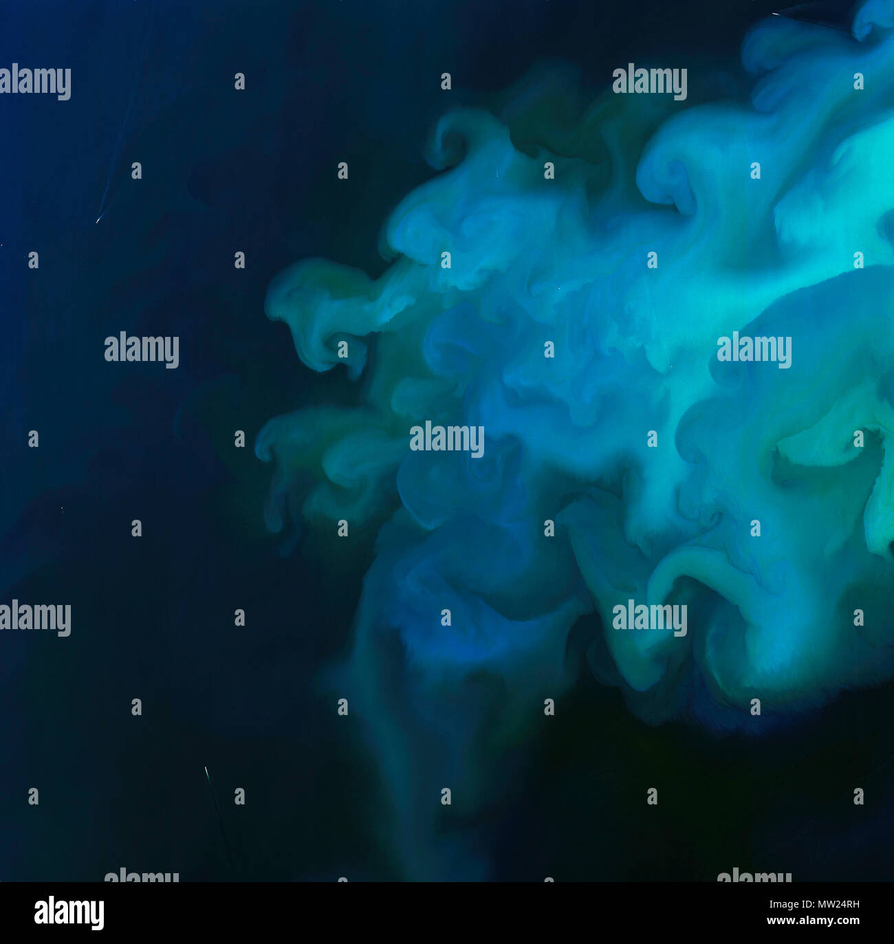 Phytoplankton bloom aus dem Weltraum in der Nordsee gesehen. Kleine weiße Boote sind auch sichtbar im Bild. Stockfoto