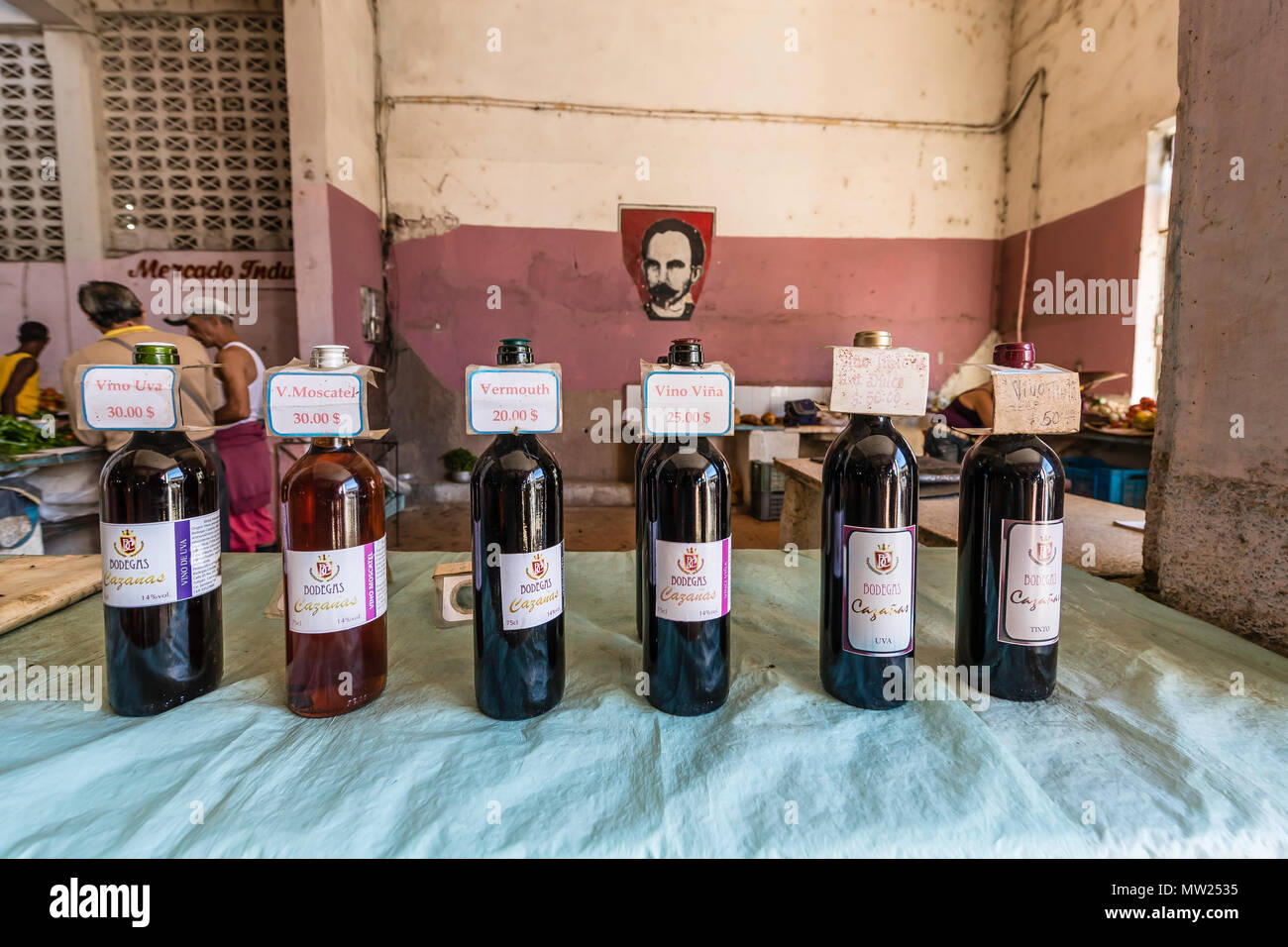 Wein in Flaschen zum Verkauf durch private Anbieter im Mercado Industrie in Cienfuegos, Kuba. Stockfoto
