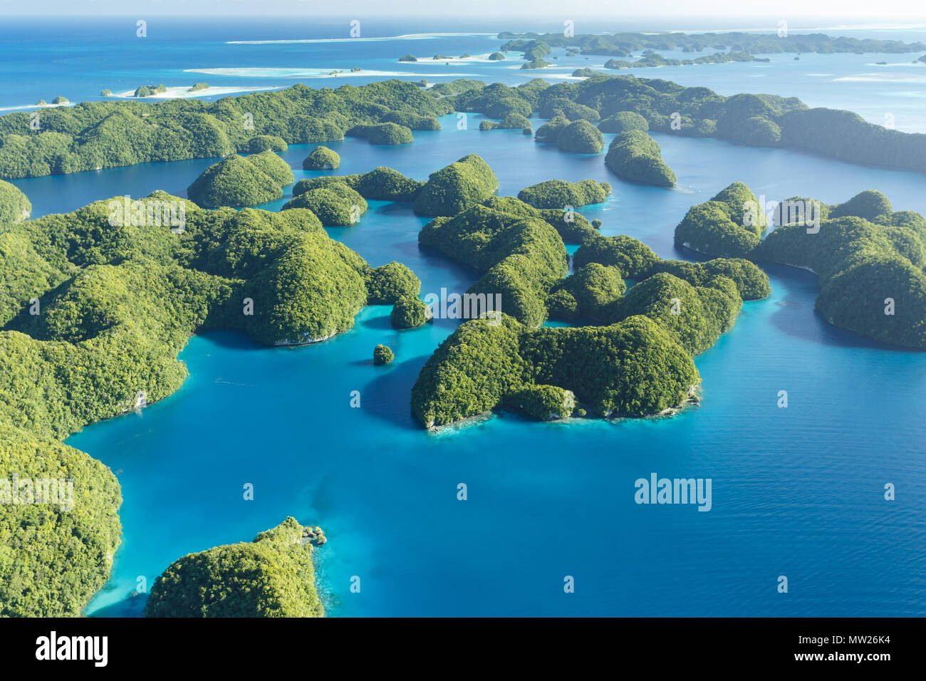 Luftaufnahme von Korallenriffen, Korallenatolle und klumpig Inseln umgeben vom türkisblauen Wasser des Südpazifik Stockfoto