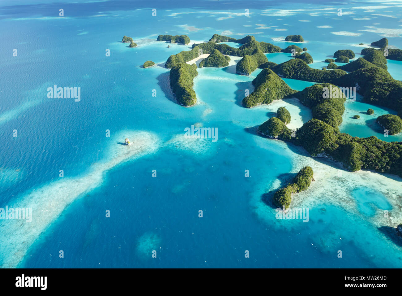 Luftaufnahme von neugierig mustern der Korallenriffe, Korallenatolle und weißen Sand Inseln umgeben vom türkisblauen Wasser des Südpazifik Stockfoto