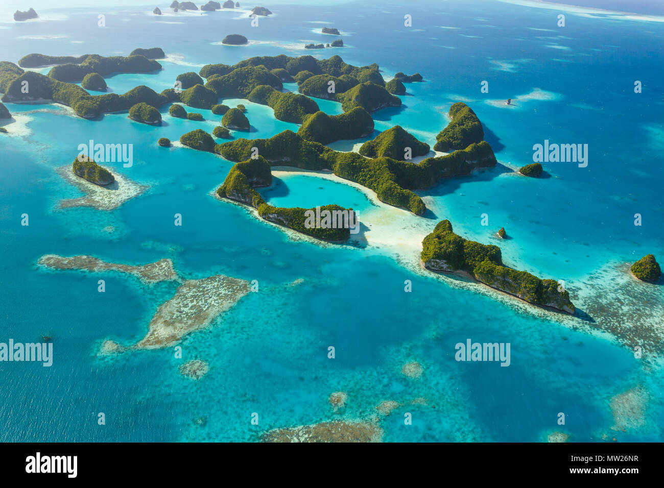 Blick aus der Vogelperspektive auf einsame tropische Inseln, umgeben von Korallenriffen und türkisfarbenem Wasser im südpazifik, 70 Inseln. Stockfoto