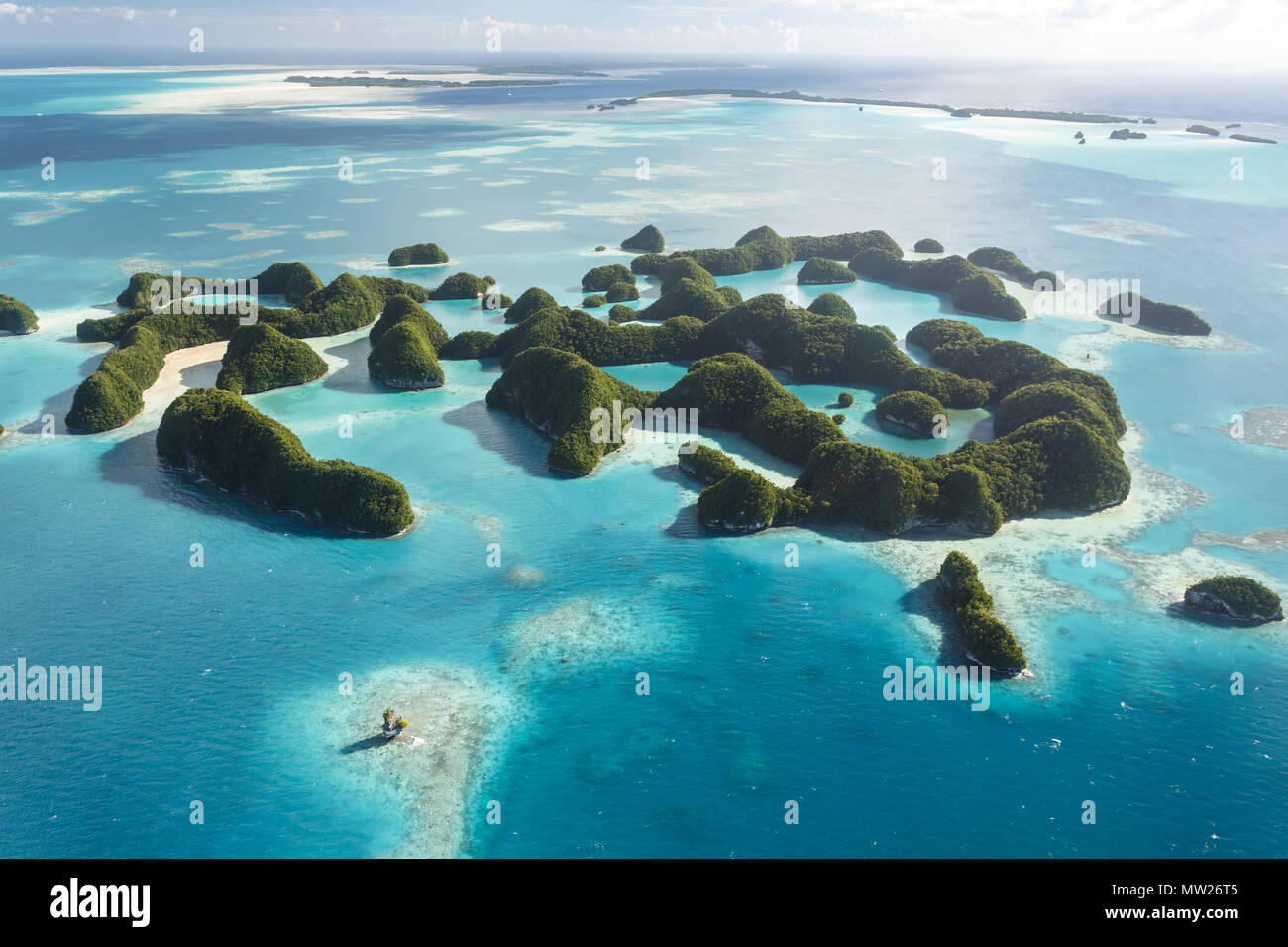 Blick aus der Vogelperspektive auf Korallenriffe, Korallenatolle und eigenartig geformte Inseln, umgeben vom türkisfarbenen Wasser des südpazifiks Palau. Stockfoto