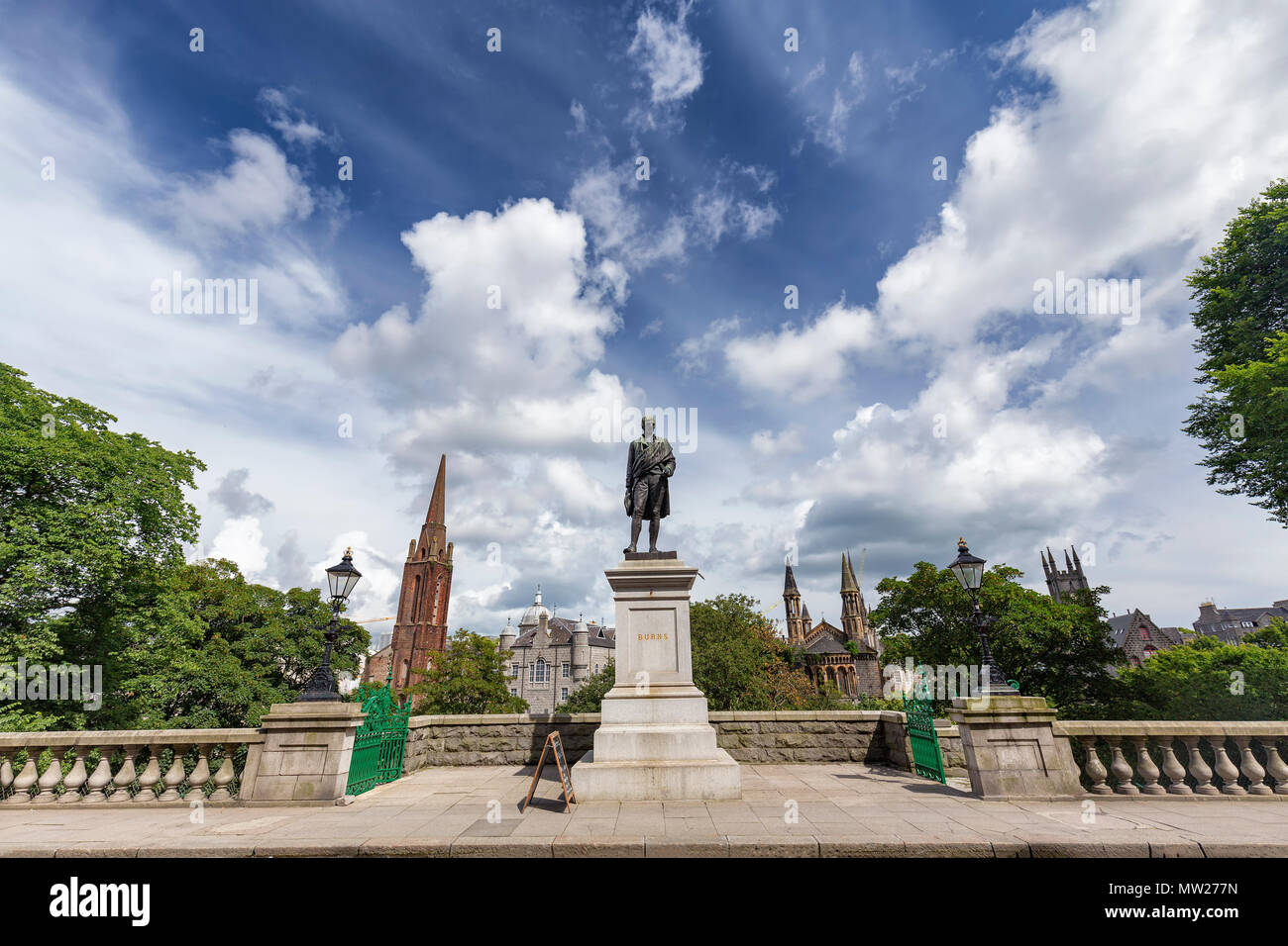 Blauer Himmel an einem Sommertag in Aberdeen, Schottland. Stockfoto
