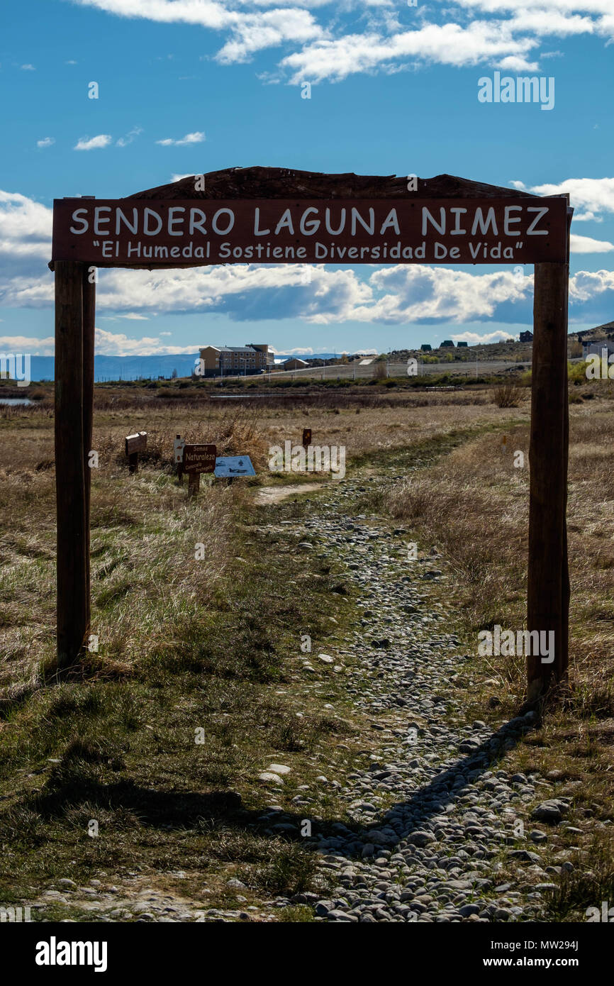 Hier beginnt der Weg des Laguna Nimez in El Calafate, im südlichen Argentinien. Dieses geschützte Feuchtgebiete ist die Heimat von mehreren einheimischen Vogelarten. Stockfoto