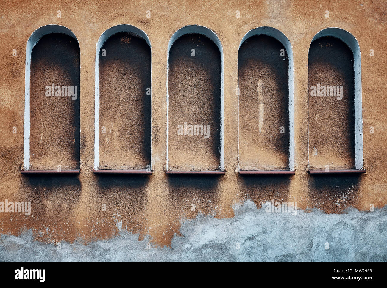 Fünf gewölbte Nischen in einem alten texturierte Wand, Farbe Tonen angewendet. Stockfoto