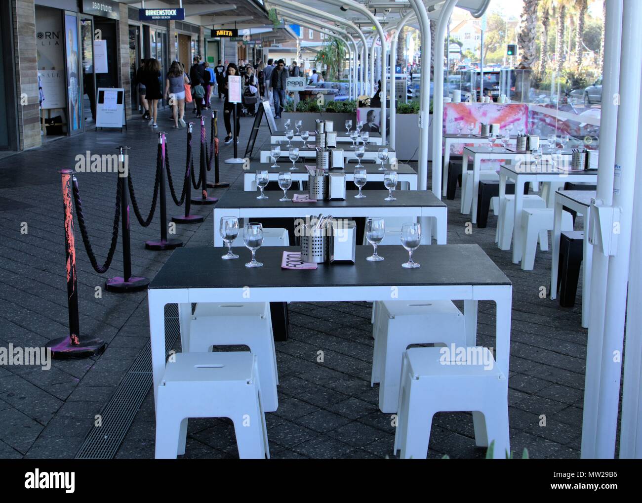 Restaurant im Freien am Bondi, Sydney Australien. Leere Stühle und Tische von Restaurant auf dem Bürgersteig in der australischen Stadt Stockfoto