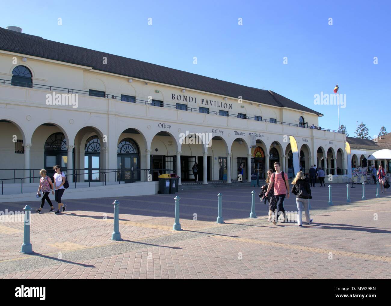 Bondi Pavillon auf Queen Elizabeth Fahrt am Bondi Beach in Sydney, Australien. Blick auf die Straße des historischen Wahrzeichen von Sydney Bondi Pavillon Stockfoto