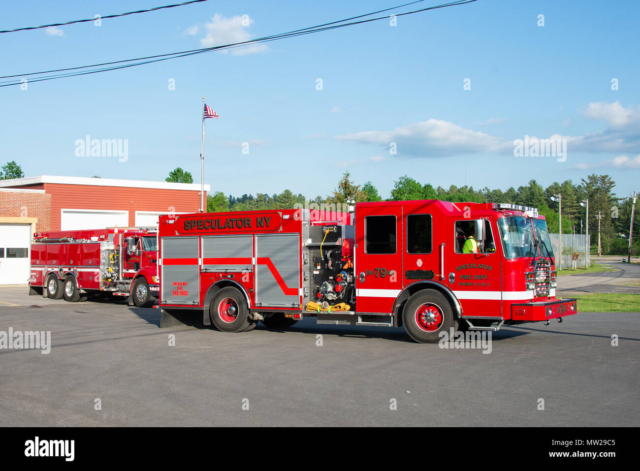 Zwei Löschfahrzeuge aus der Spekulant Freiwillige Feuerwehr, in der Spekulant, NY, USA, Sie fahren auf einer Übung. Stockfoto