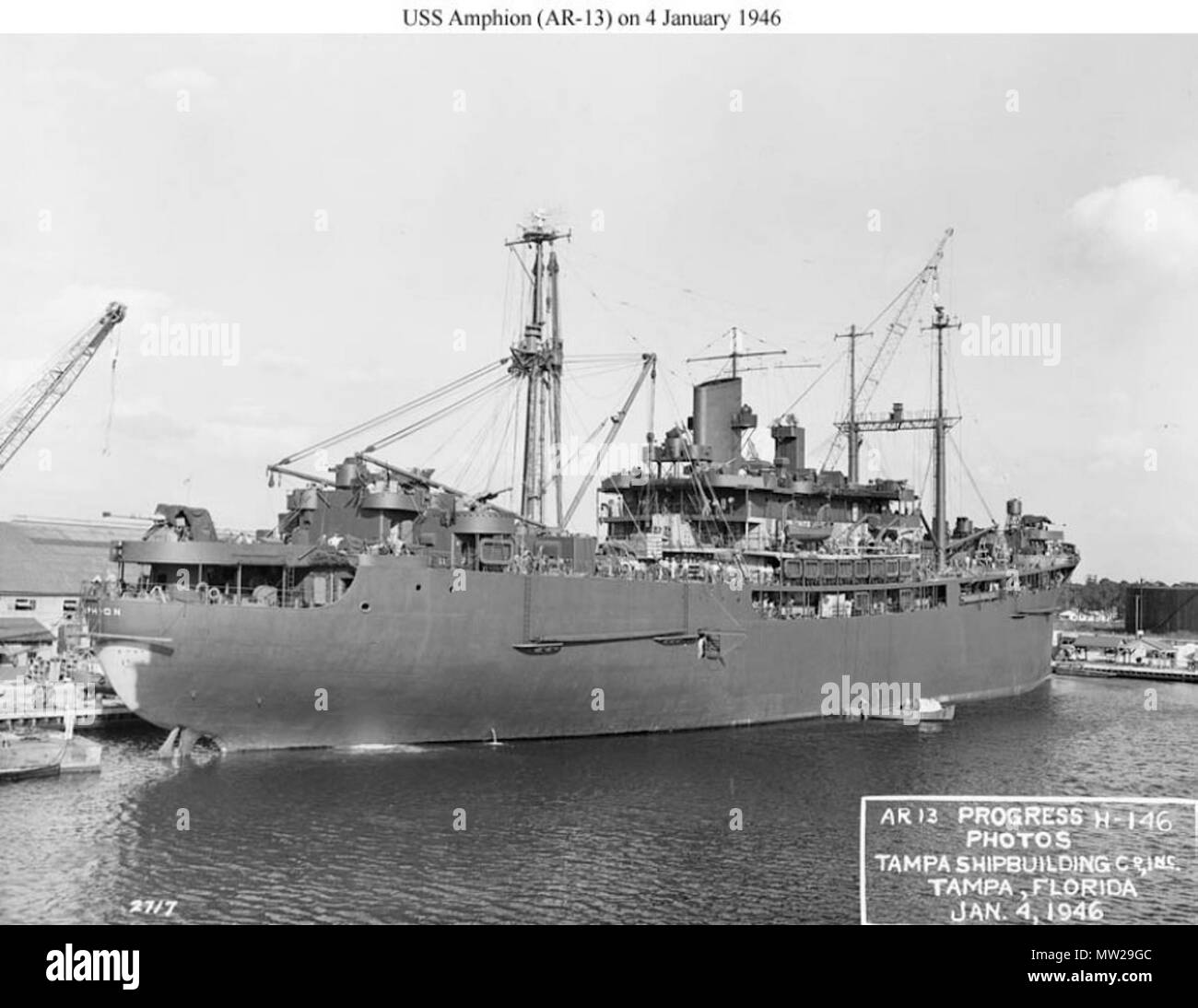 . Englisch: Amphion (AR-13) Herrichtung in Tampa Bay Shipbuilding Co, Tampa, FL., 4. Januar 1946, etwa zwei Wochen vor der Inbetriebnahme am 20. Januar 1946. US National Archives. Foto #unbekannt, RG-19 - LCM, ein US-Marine Büro der Schiffe Foto jetzt in den Sammlungen des US National Archives. 4. Januar 1946. US Navy Büro der Schiffe 622 USS Amphion 1. Stockfoto