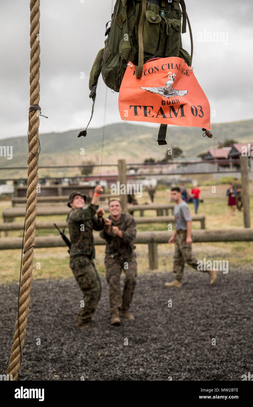 Us Marine Corps Staff Sgt. James Leach, Links und US Marine Corps Sgt. Reese, Recht, Aufklärung Herausforderung Wettbewerber, Sgt. Gurr, ziehen Sie eine Assault Pack auf dem Hindernis Kurs während des 9. jährlichen Aufklärung Herausforderung in Camp Pendleton, Kalifornien, 27. April 2017. Die Herausforderung besteht darin, eine Gedenkfeier statt die gefallenen Recon Marines zu ehren. Die Herausforderung besteht aus 24 Meilen wandern, helocasting, Scout schwimmen, Kim's Spiele, Parcours, Close Quarters Taktik, Feuer und 2 Pool Stationen. Stockfoto