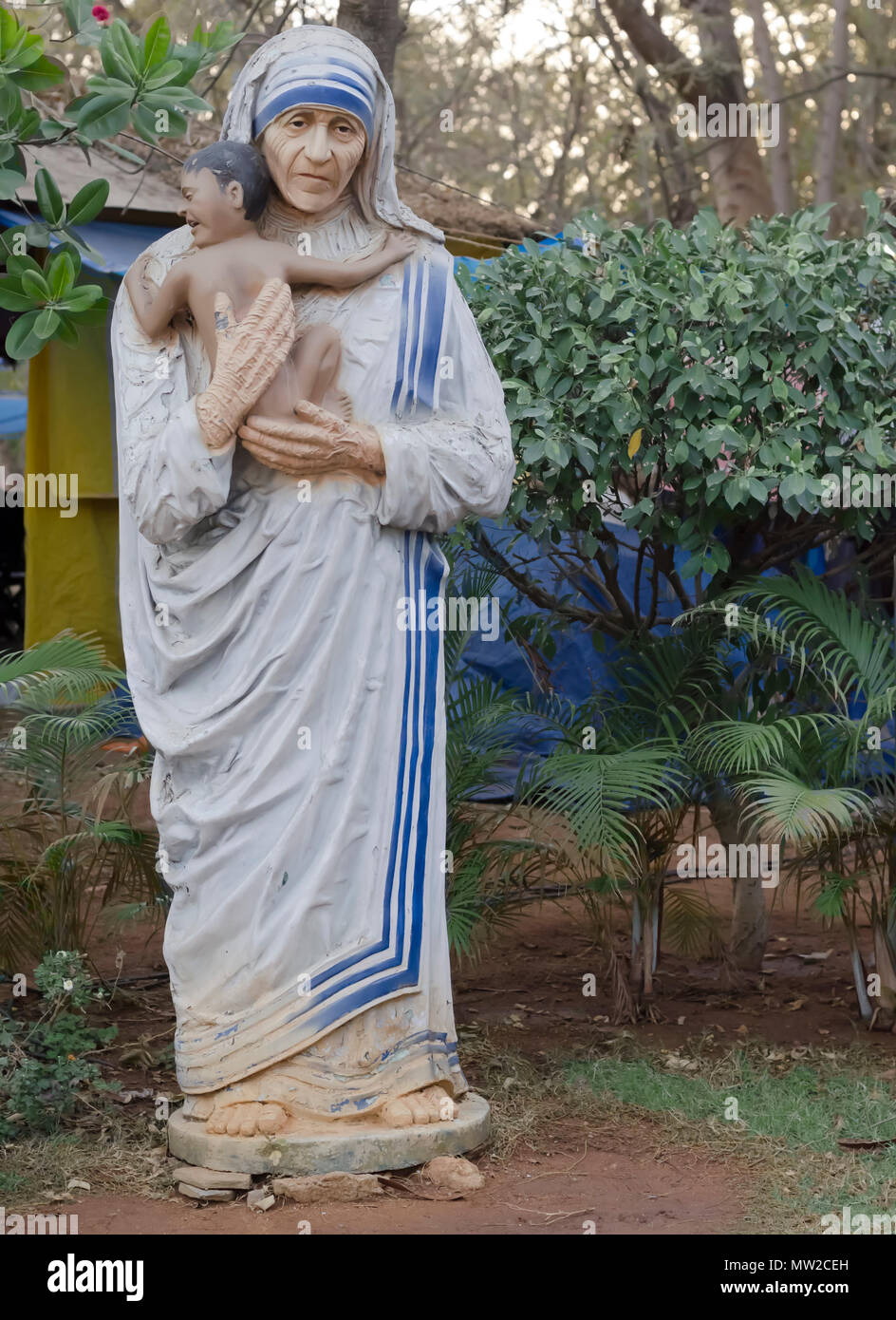 Einer verwitterten Ton Statue der Mutter Teresa, Gründer der Kongregation der Missionarinnen von der Nächstenliebe, an Shilparamam Kunst und Handwerk Dorf, Hyderabad, Telangana, Indien. Stockfoto