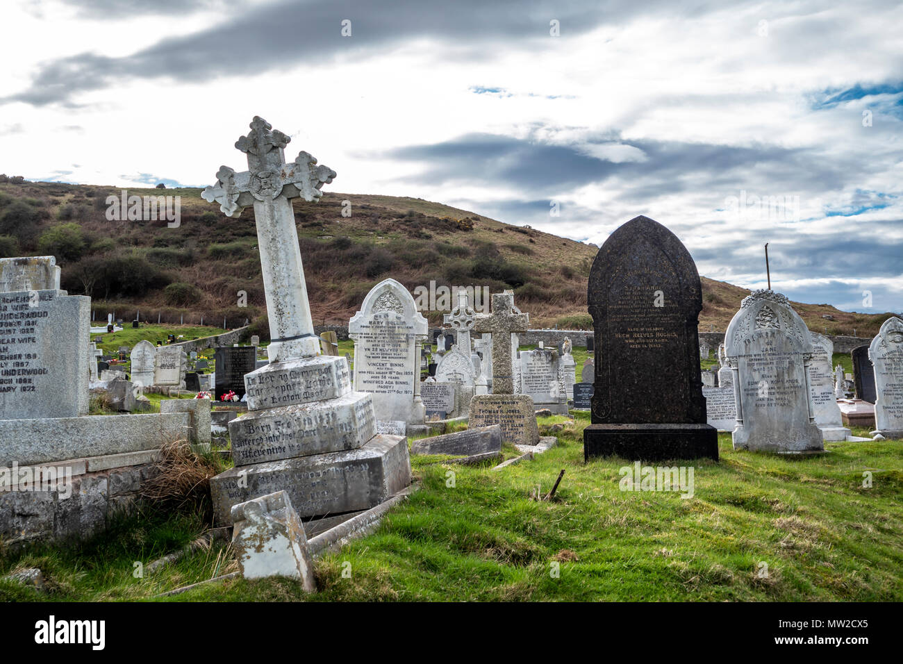 LLANDUDNO/Wales, Großbritannien - 22 April 2018: Die dramatischen Gräber an der St Tudno Kirche und Friedhof auf der Great Orme in Llandudno, Wales, UK. Stockfoto