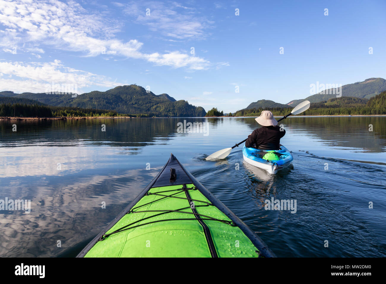 Kajak während einer lebendigen Morgen durch die Kanadische Berglandschaft. In Daube, See, östlich von Vancouver, British Columbia, Kanada. Stockfoto