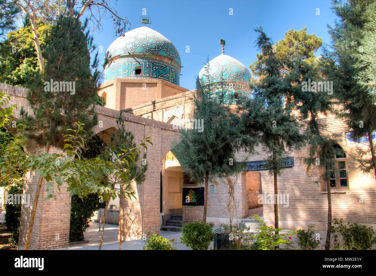 Die drei Kuppel Moschee oder Moshtaqieh Moschee im Zentrum der Kerman in der Wüste von Iran Stockfoto