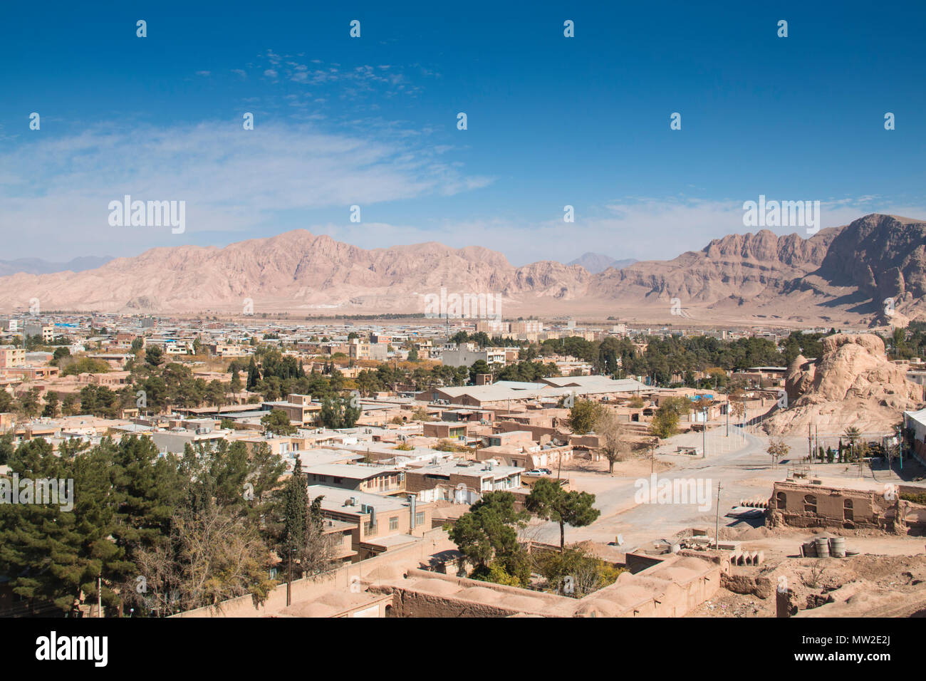 Blick auf die Stadt von der Wüstenstadt Kerman im Osten des Iran Stockfoto