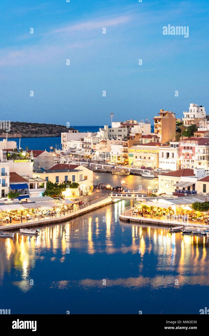 Blick auf die Stadt und den Hafen bei Dämmerung, Agios Nikolaos, Lasithi, Kreta (Kriti), Griechenland Stockfoto