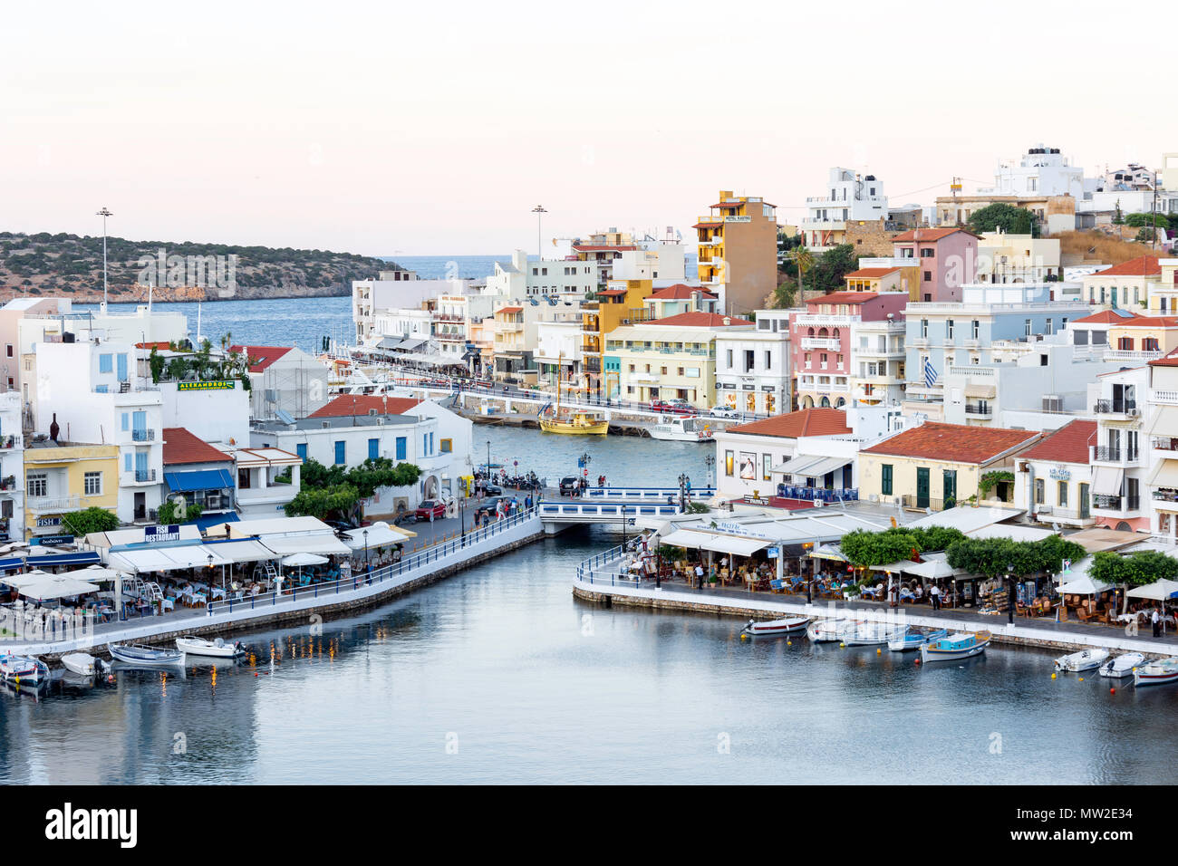 Blick auf die Stadt und den Hafen bei Dämmerung, Agios Nikolaos, Lasithi, Kreta (Kriti), Griechenland Stockfoto