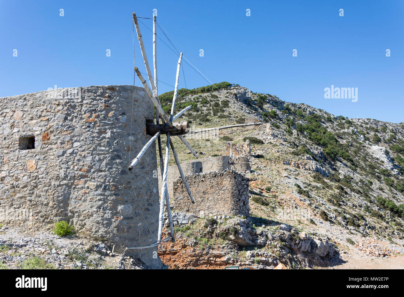 Alte Stein Windmühlen am Eingang der Lassithi Hochebene, Kriti (Kreta), Griechenland Stockfoto