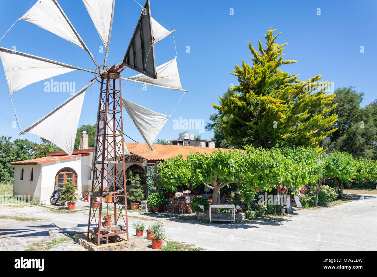 Krystalenia Taverne mit Windmühle, Lasithi Hochebene Lasithi Region, Kriti (Kreta), Griechenland Stockfoto