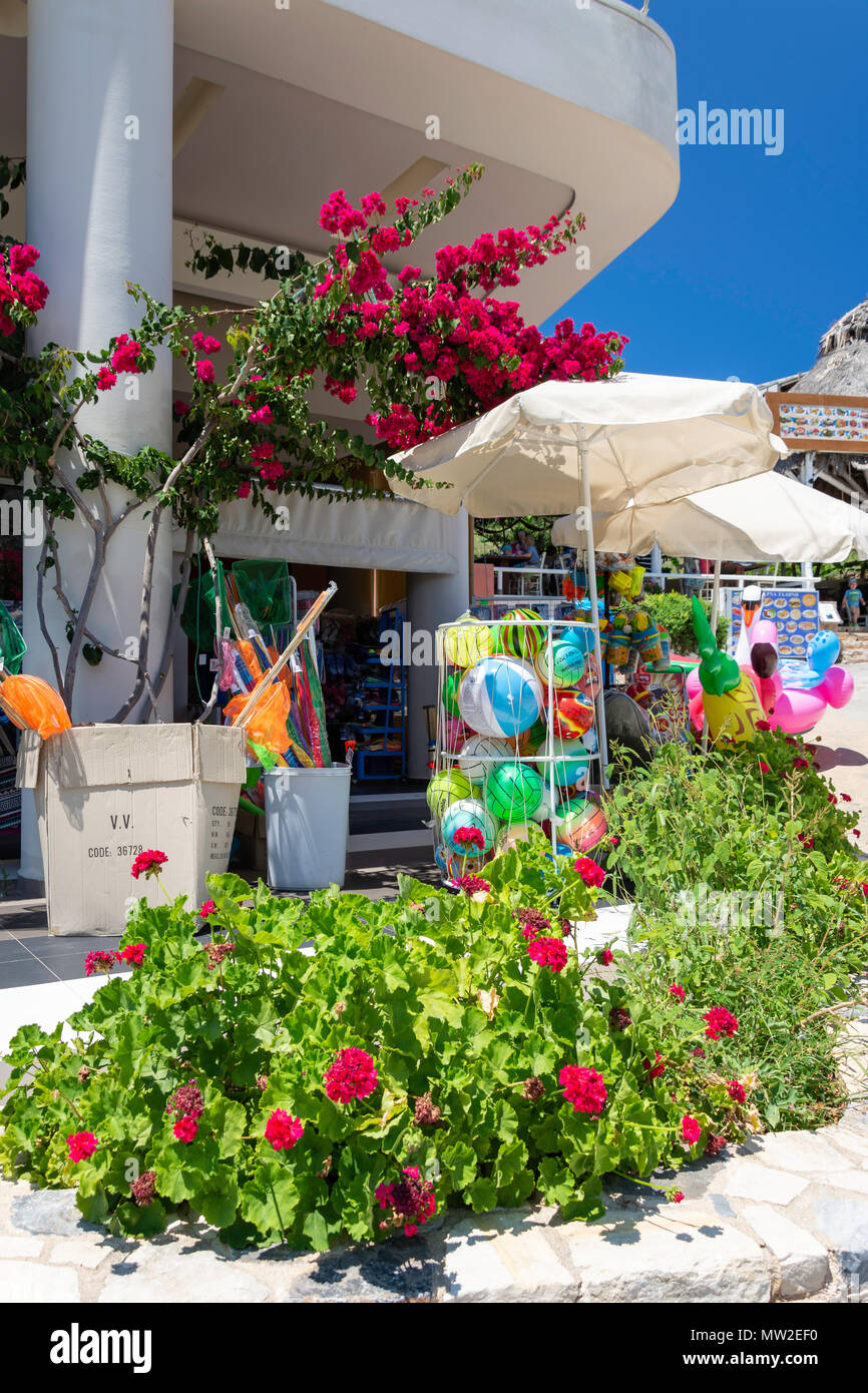 Bunte beachfront Shop, Varkotopos Strand, Bali, Rethymno, Kreta (Kriti), Griechenland Stockfoto