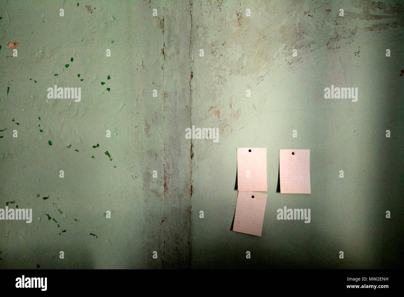 Papiere fest an der Wand. Verlassenes Haus. Frankreich Stockfoto