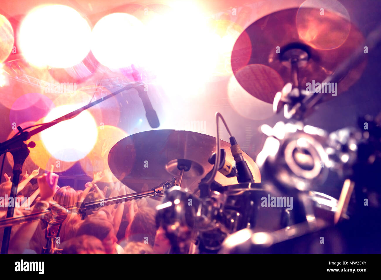 Live Musik Hintergrund Konzert Und Band Auf Der Buhne Drum Und Show Performance Musikalischen Hintergrund Stockfotografie Alamy