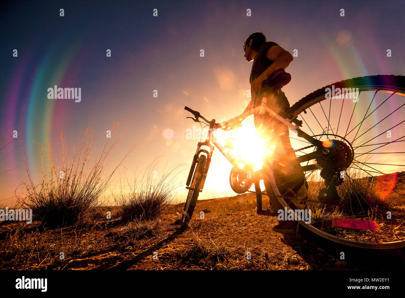 Extremsport. Mountainbike und Mann. Life Style outdoor Extremsportart Stockfoto