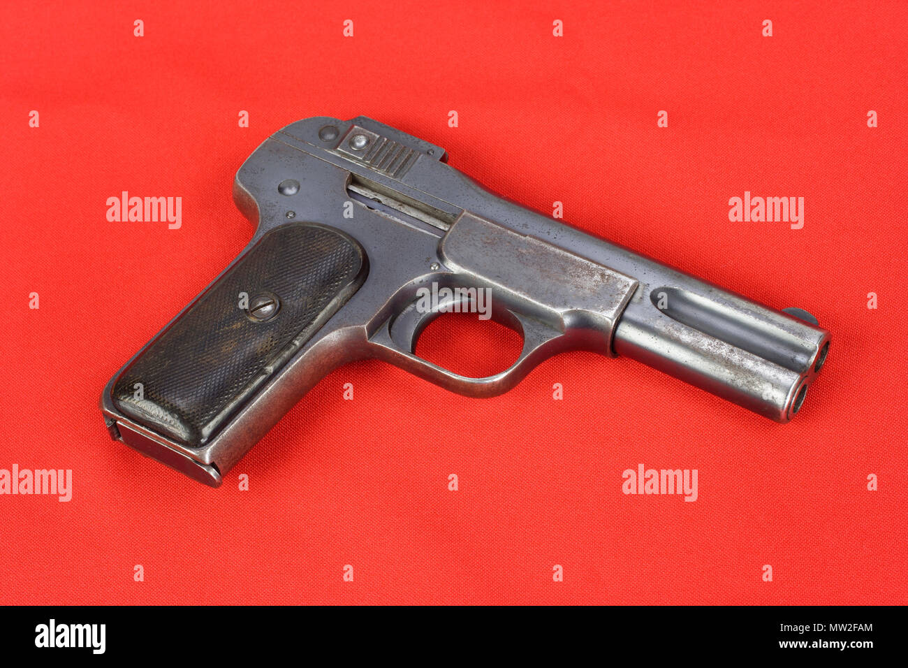Alten rostigen Pistole auf rotem Hintergrund Stockfoto