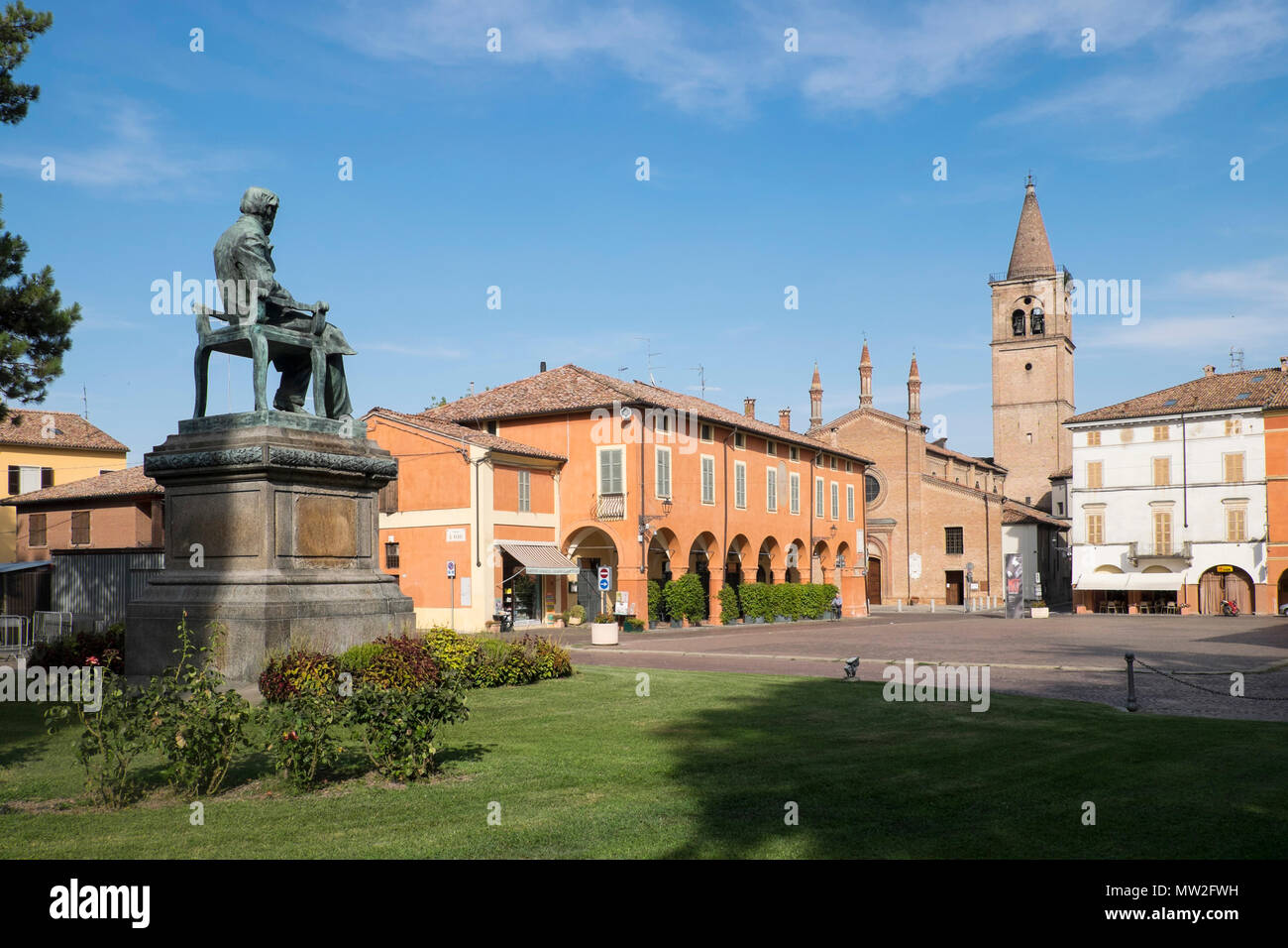 Italien, Emilia-Romagna: Busseto, Statue von Giuseppe Verdi in der ÒPiazza VerdiÓ Square. Im Hintergrund, Kirche San Bartolomeo Stockfoto