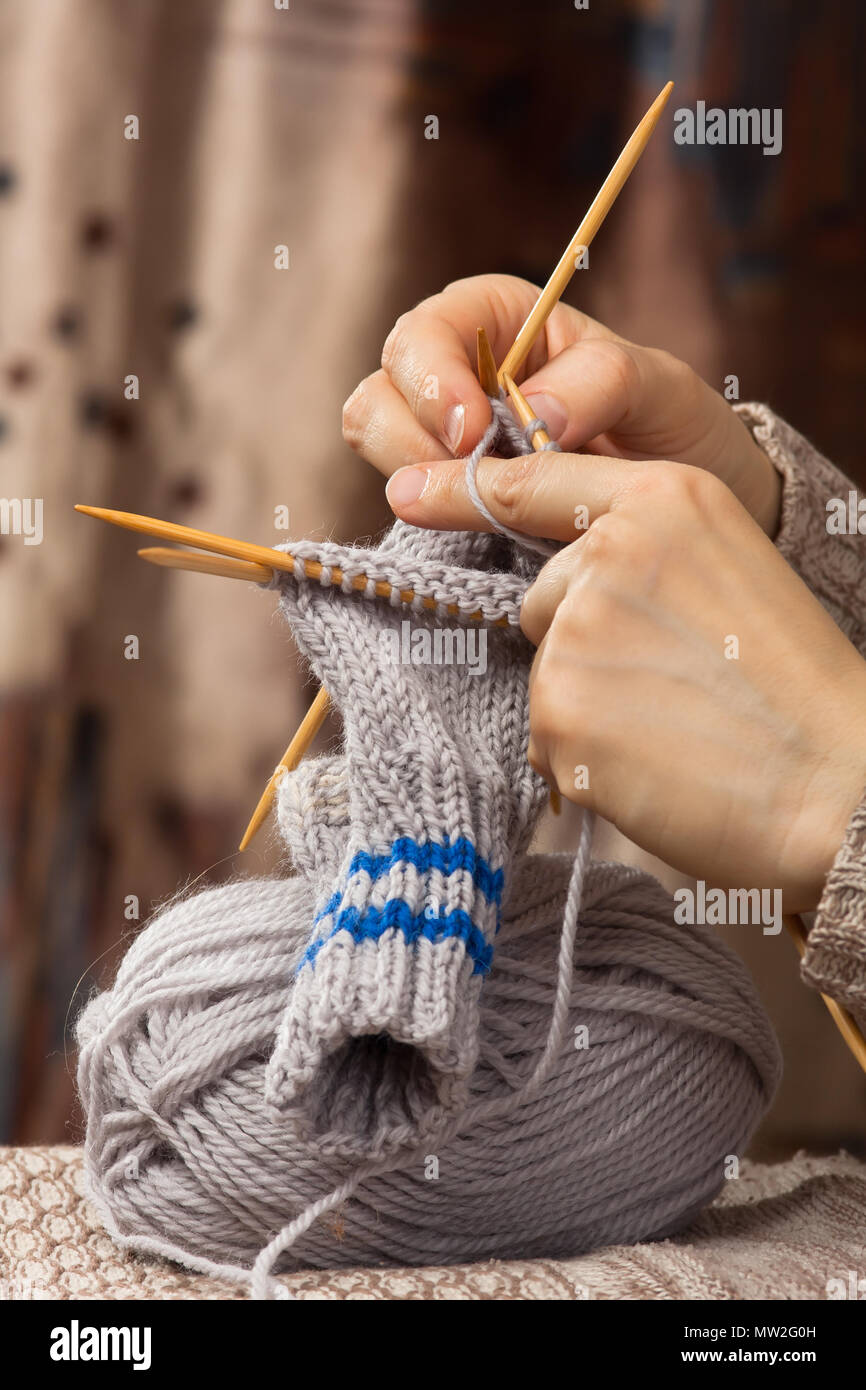 Nahaufnahme von stricken Socken mit Bambus Nadeln Stockfoto
